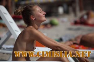 Голые девушки на пляже