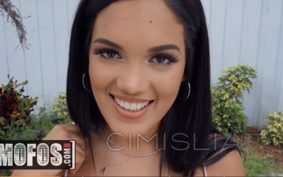 Горячая брюнетка сосет в видео от первого лица